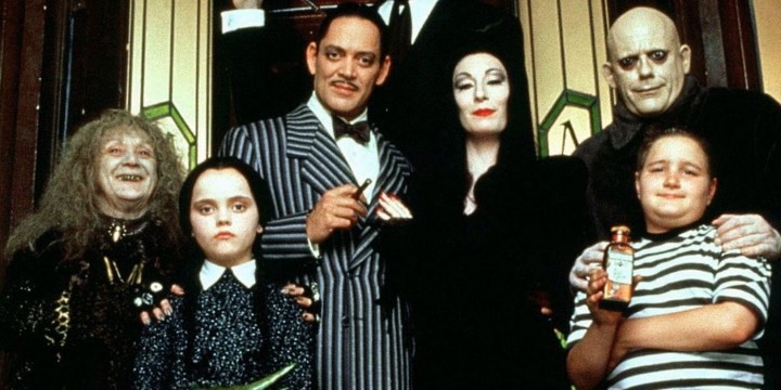 Uma família posa em A Família Addams.