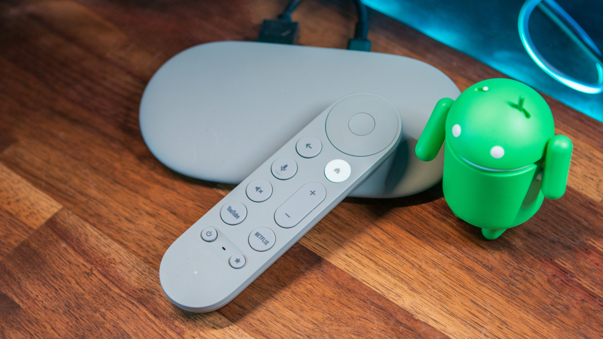 Google TV Streamer com figura Android e controle remoto