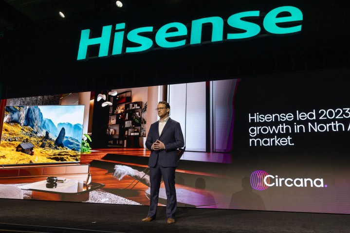 Hisense Americans e presidente da Hisense USA, David Gold, na CES 2024.