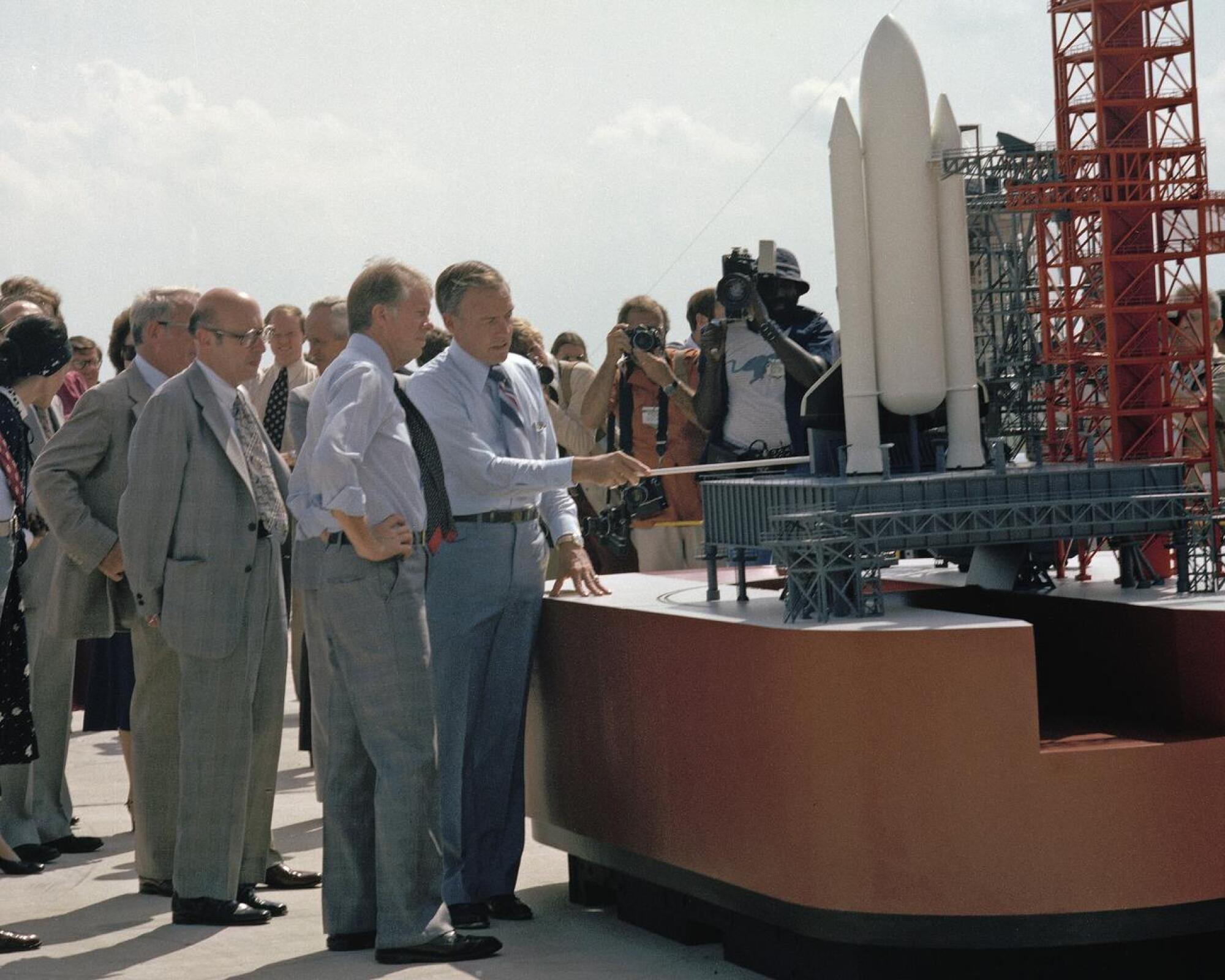 NASA informando o presidente Jimmy Carter sobre os planos de lançamento do ônibus espacial.