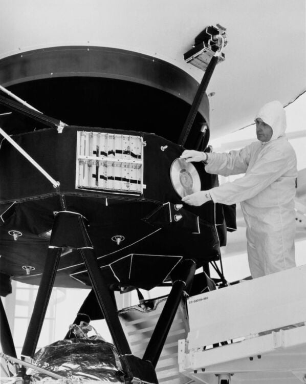 Um técnico coloca o disco de ouro na espaçonave Voyager em uma sala limpa antes do lançamento