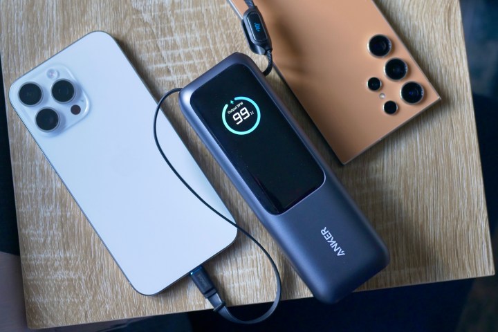 O Power Bank Anker 165W carregando dois telefones.