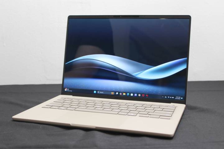 O Zenbook A14 em uma mesa preta.