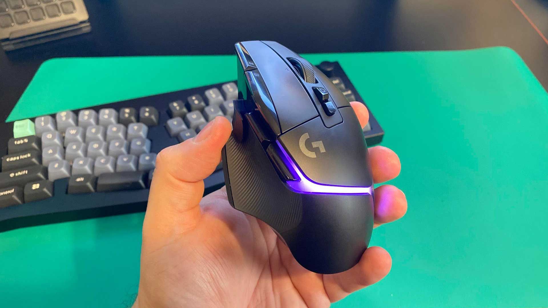 Mouse Logitech G502 X Plus com iluminação roxa.