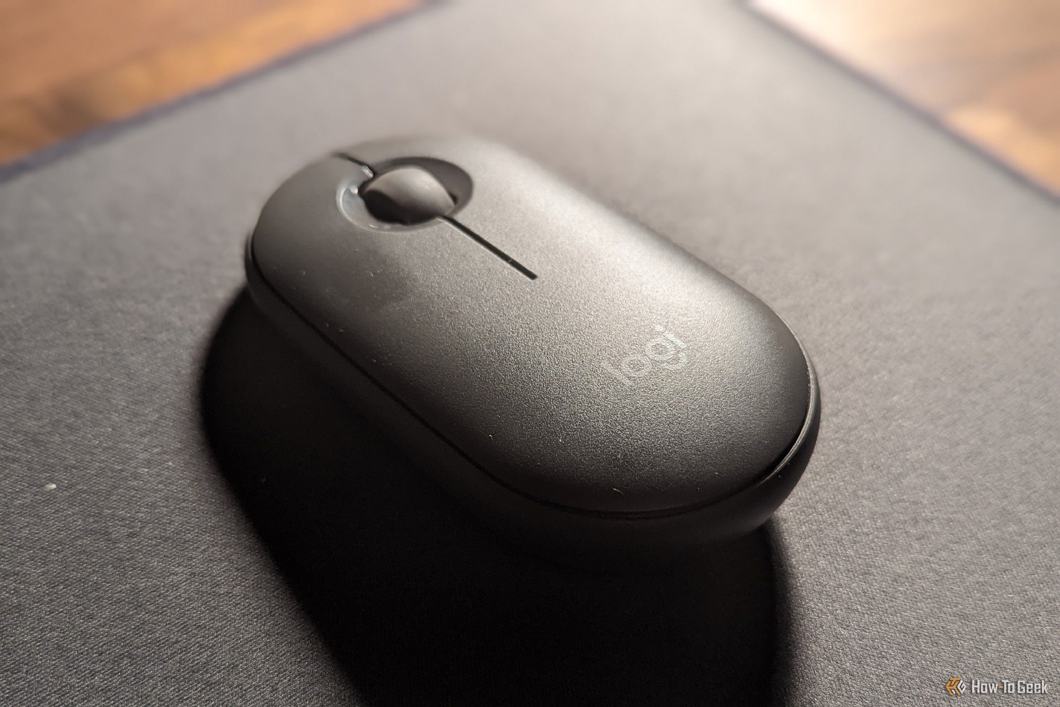 O mouse Logitech Pebble Bluetooth em um mouse pad.