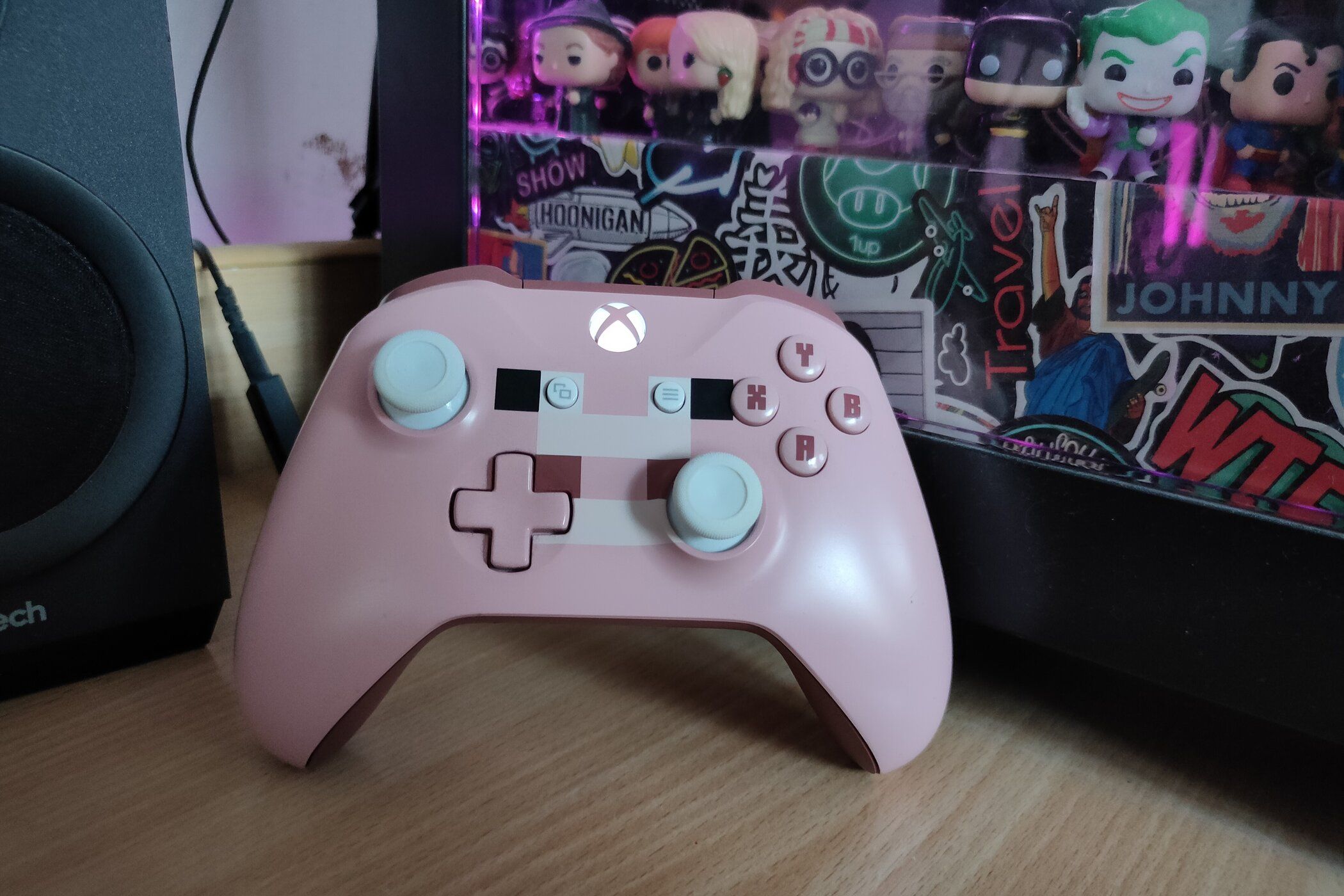 Um controlador Minecraft Pig de edição especial do Xbox One encostado em um computador.