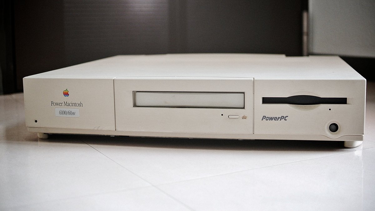 Apple Power Macintosh 6100 por volta de 1994.