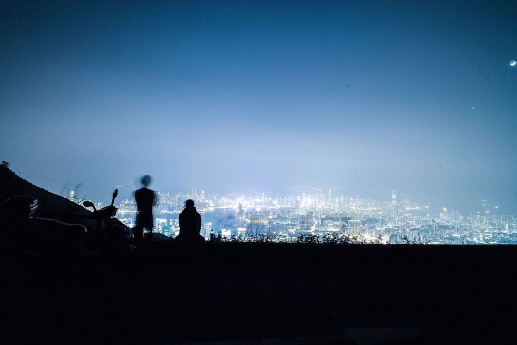 Hong Kong à noite.