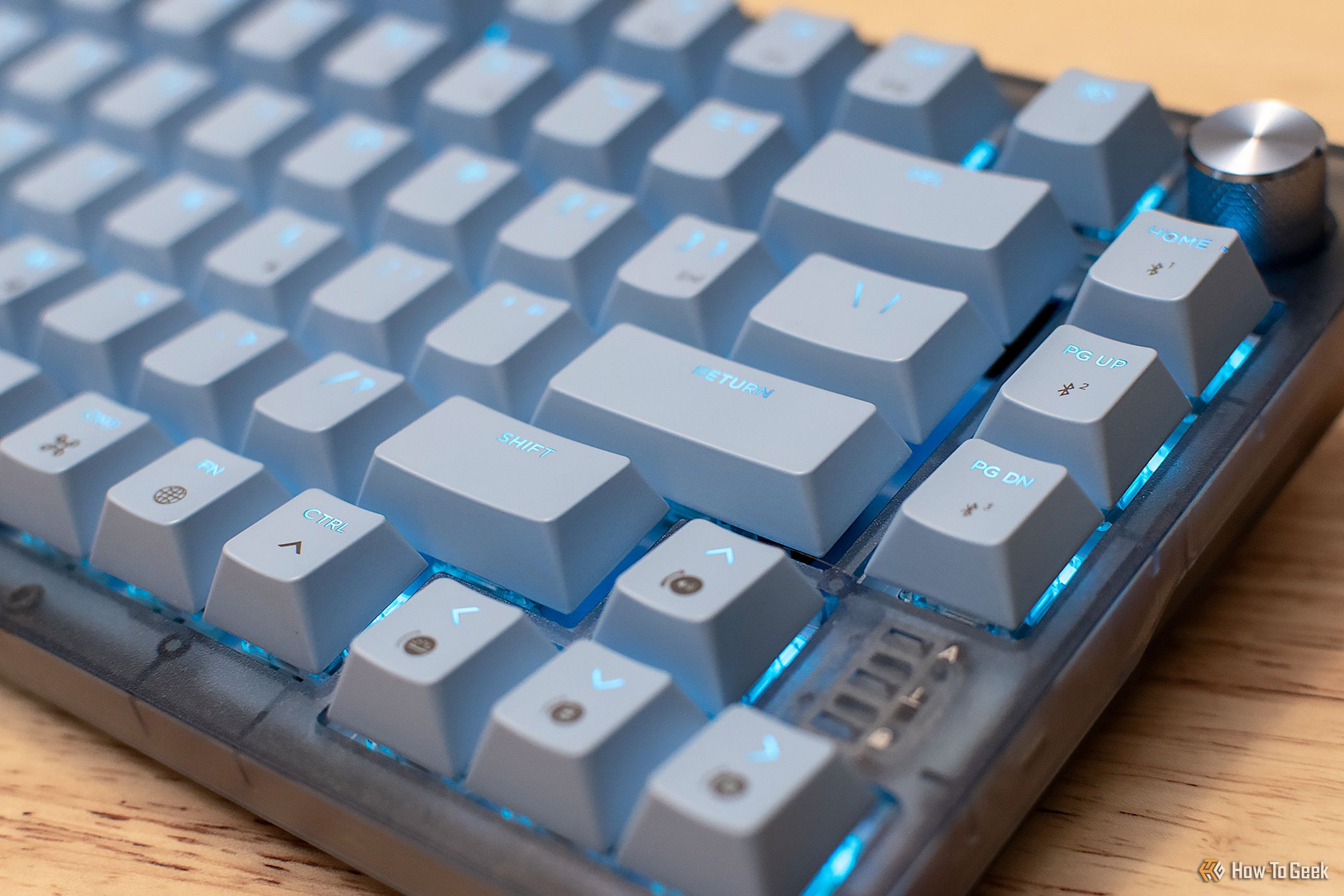 Teclado mecânico Mac Corsair K65 Apple Edition com retroiluminação RGB azul.