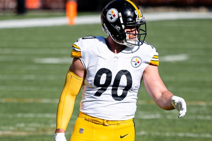 TJ Watt dos Steelers se prepara para a defesa.