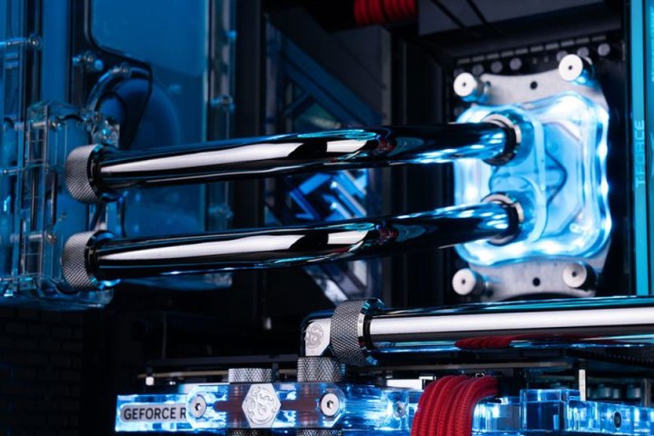 Loop de refrigeração líquida Maingear em um Rush PC na CES 2025.