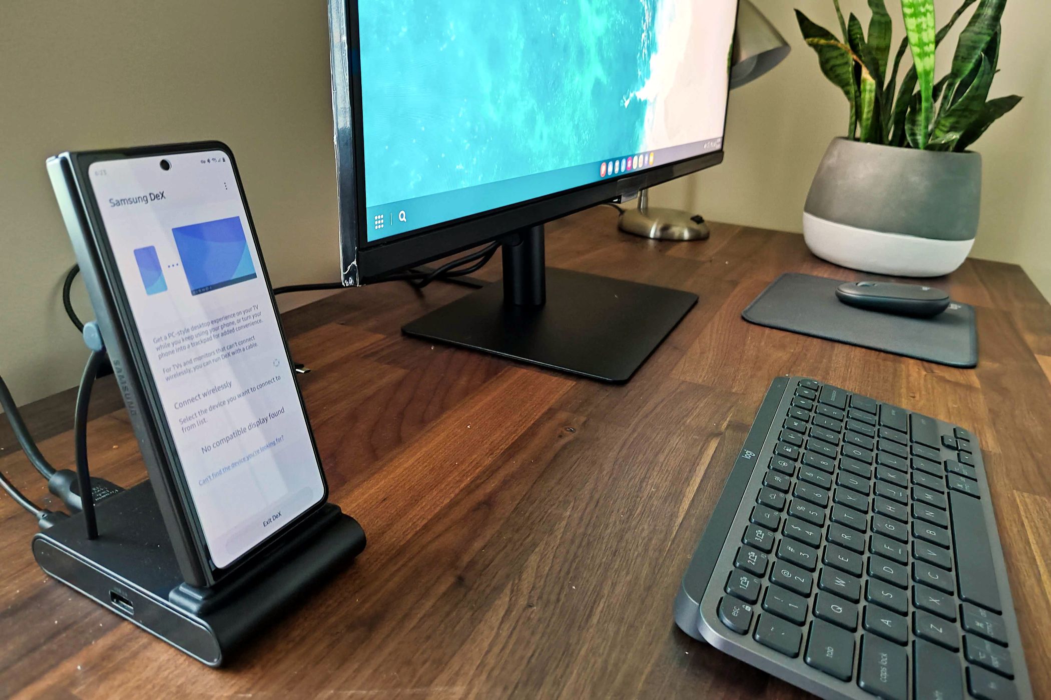 Samsung Galaxy Z Fold 5 na base DeX.