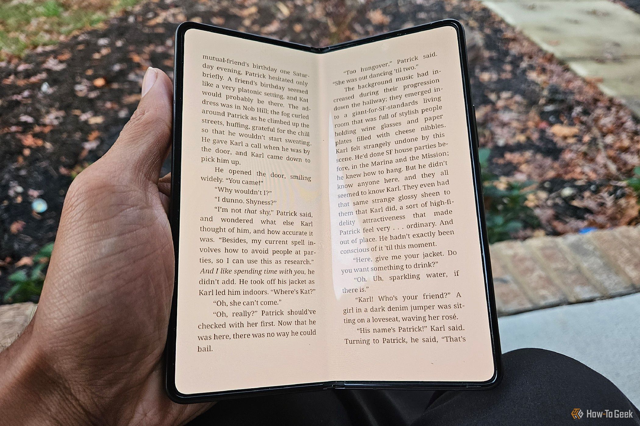 Lendo um livro em um Galaxy Z Fold 5.