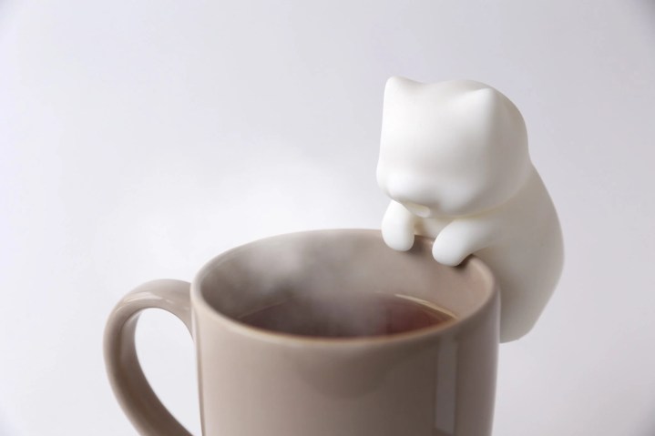 Nekojita FuFu da Yukai Engineering na borda de uma caneca.