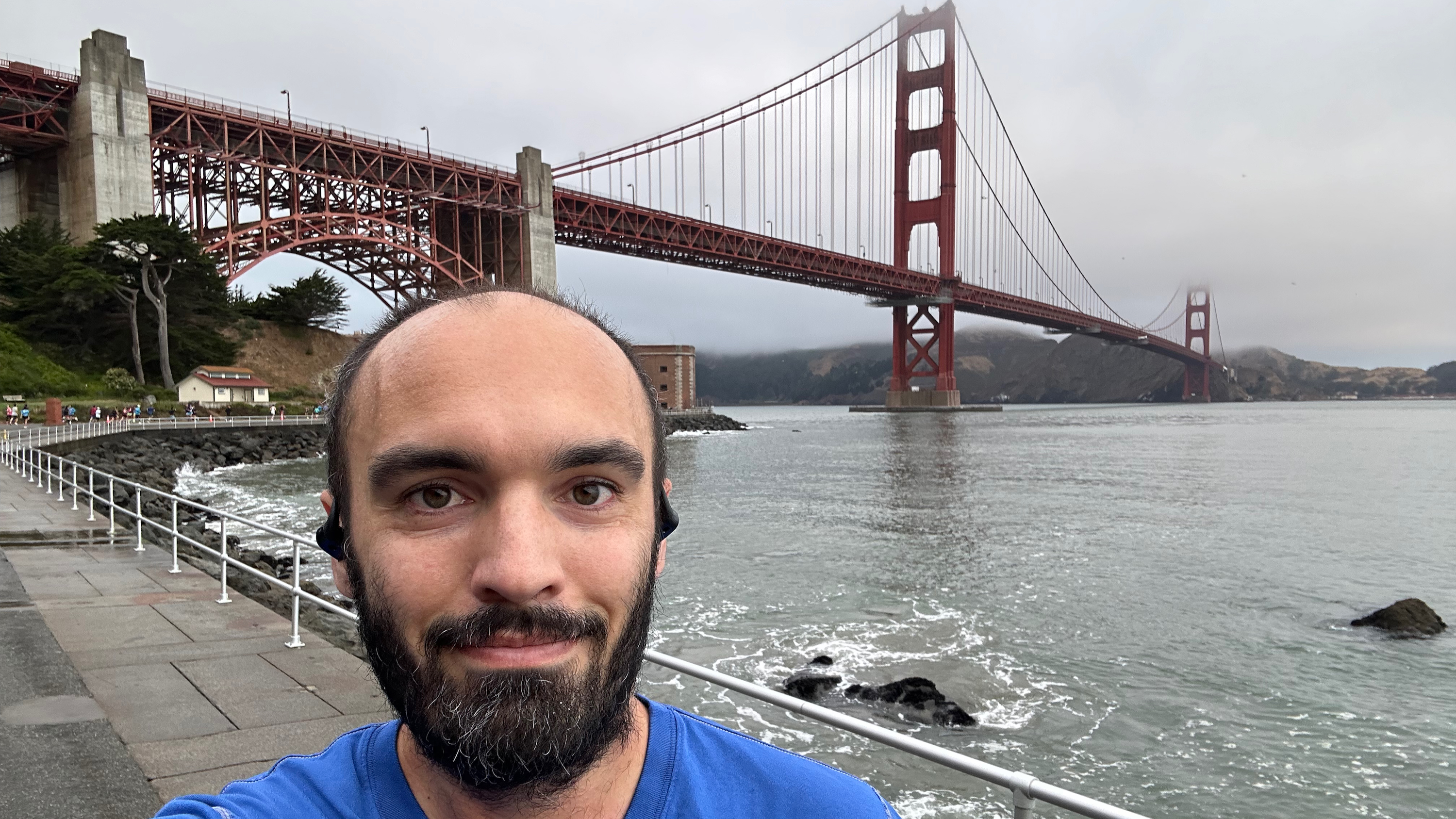 Eu em frente à Ponte Golden Gate durante a Meia Maratona da Ponte de São Francisco.