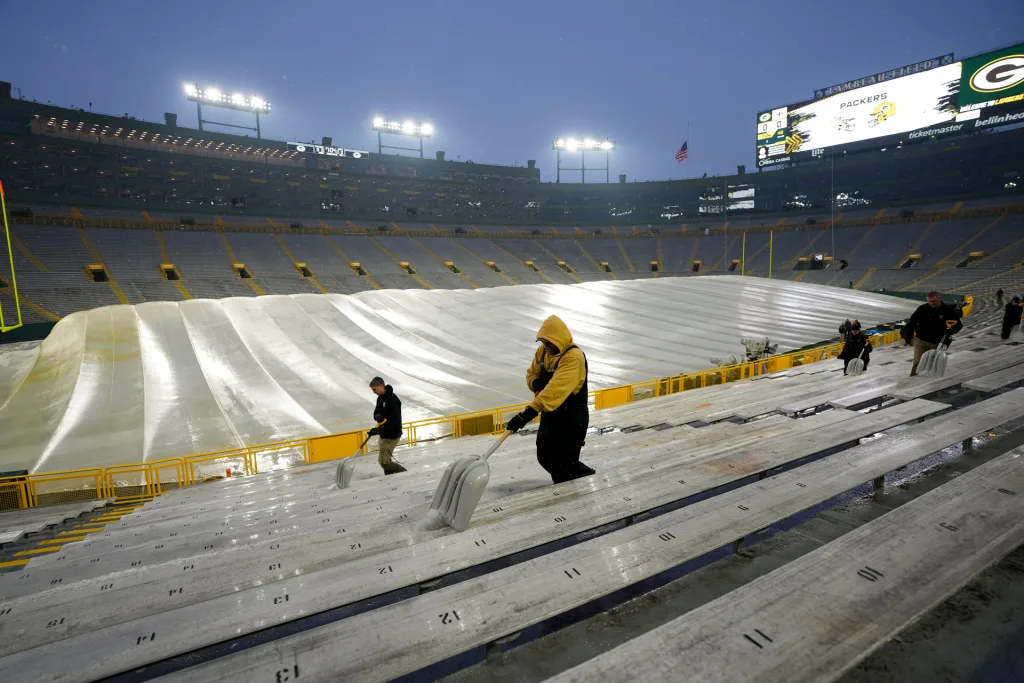 Como os times da NFL usam tecnologia tradicional para descongelar seus campos de futebol congelados