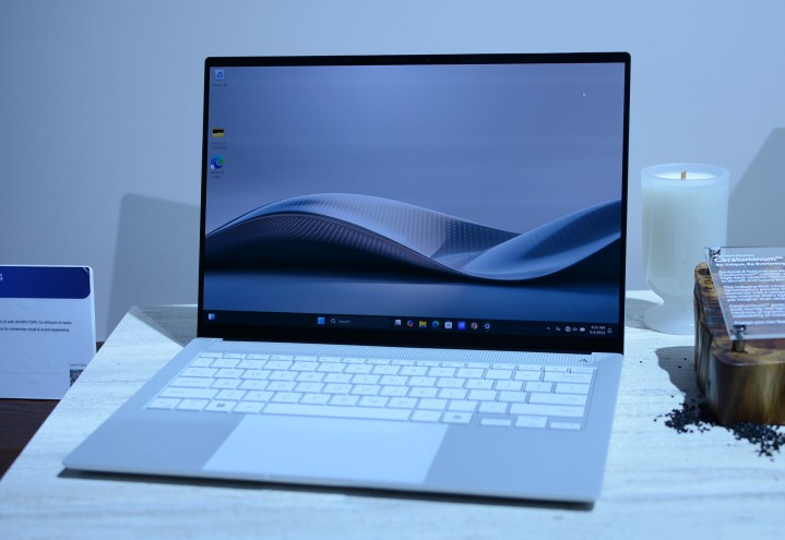 O modelo Asus ZenBook S14 do final de 2024 em branco escandinavo apresentado na IFA 2024.