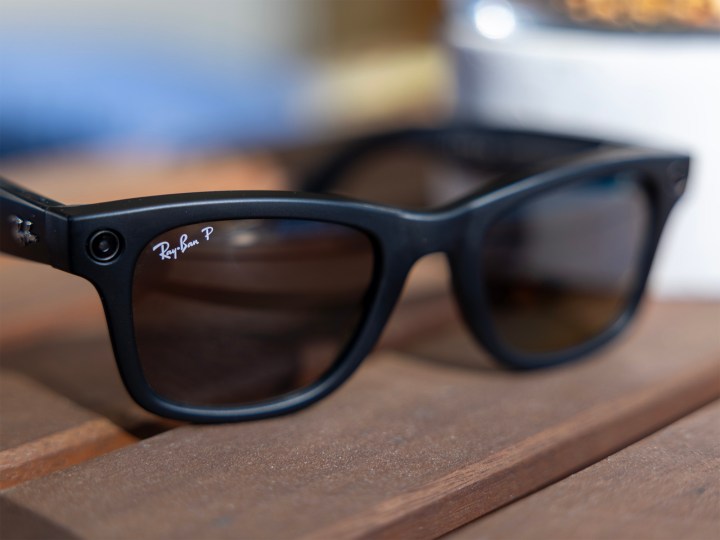 Um par de óculos inteligentes Ray-Ban Meta sobre uma mesa.