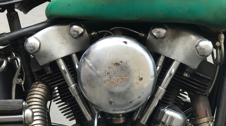 Um close de um motor idiota da Harley-Davidson