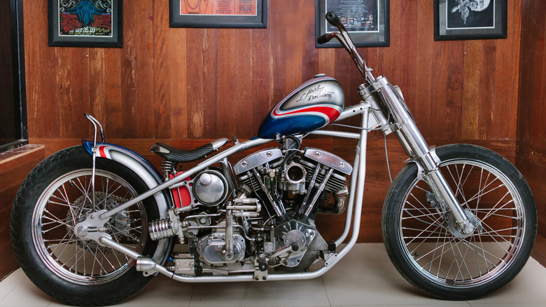 Uma Harley-Davidson personalizada com motor shovelhead.