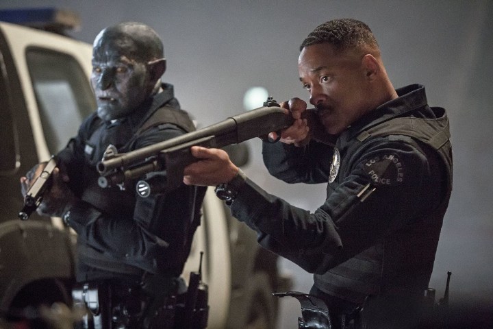 Will Smith aponta. arma com um orc em Bright.