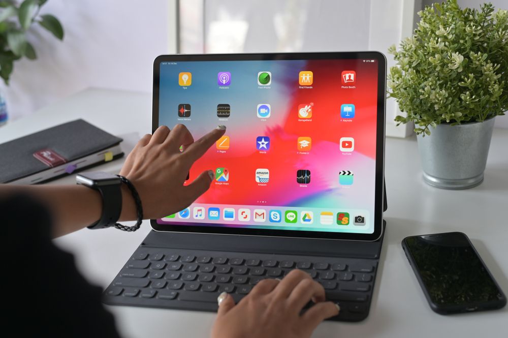 Um tablet iPad Pro de 12,9 polegadas com teclado anexado