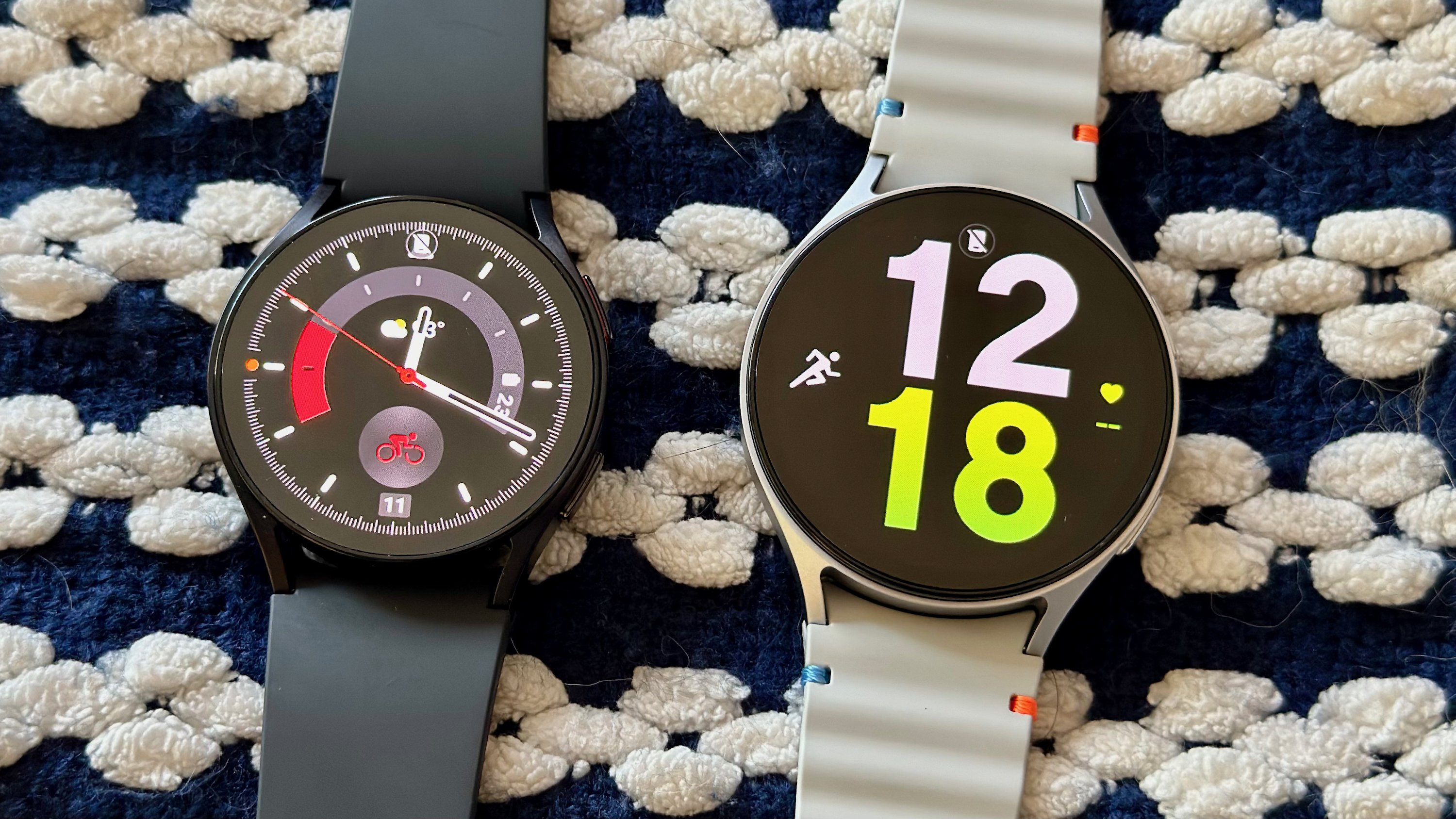 O Samsung Galaxy Watch 6 (esquerdo, preto) e o Samsung Galaxy Watch 7 (direita, prata) lado a lado