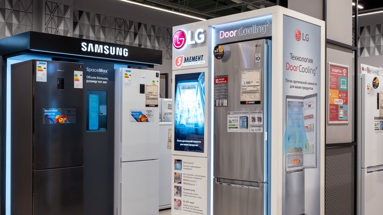 Uma exposição de refrigeradores Samsung e LG.