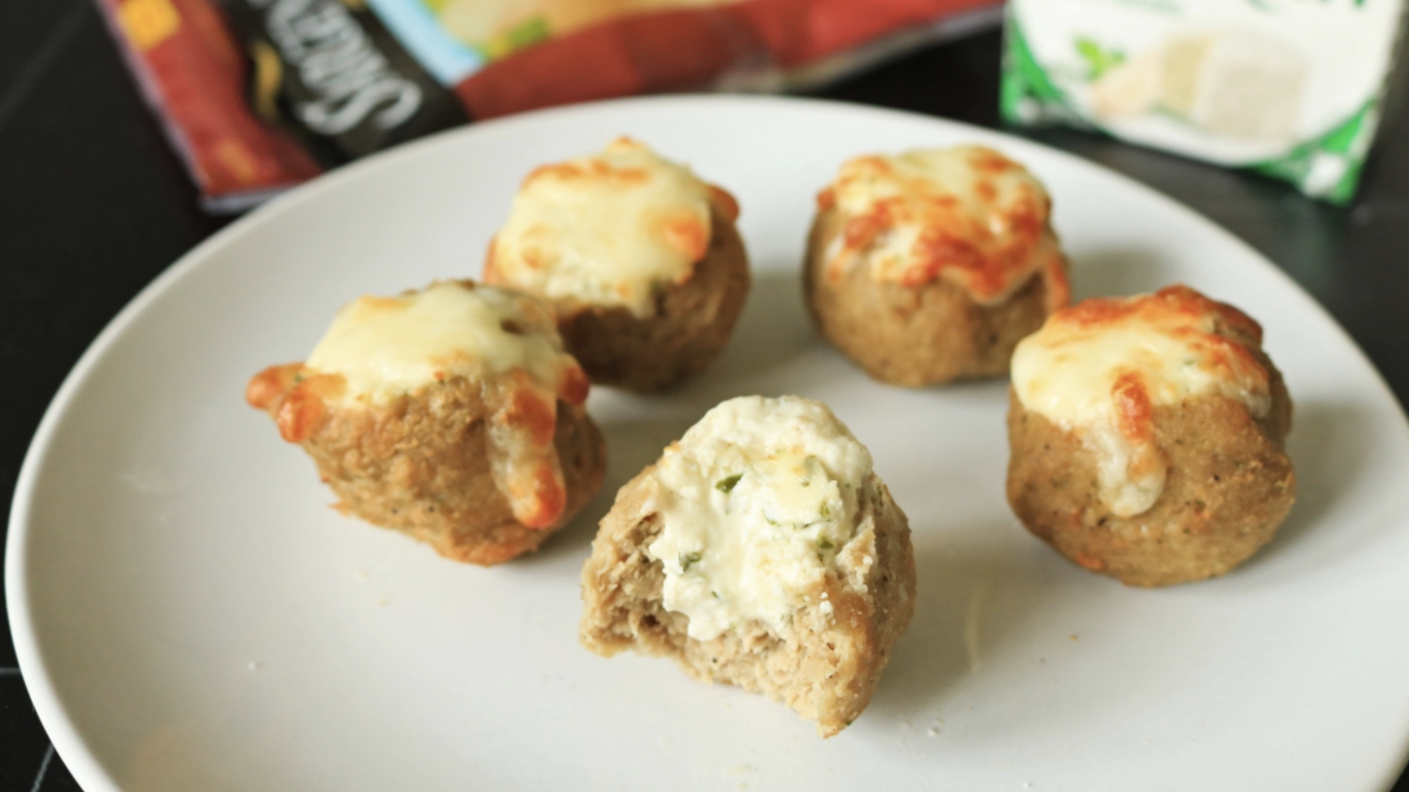 Um prato de almôndegas recheadas com queijo de pasta mole.