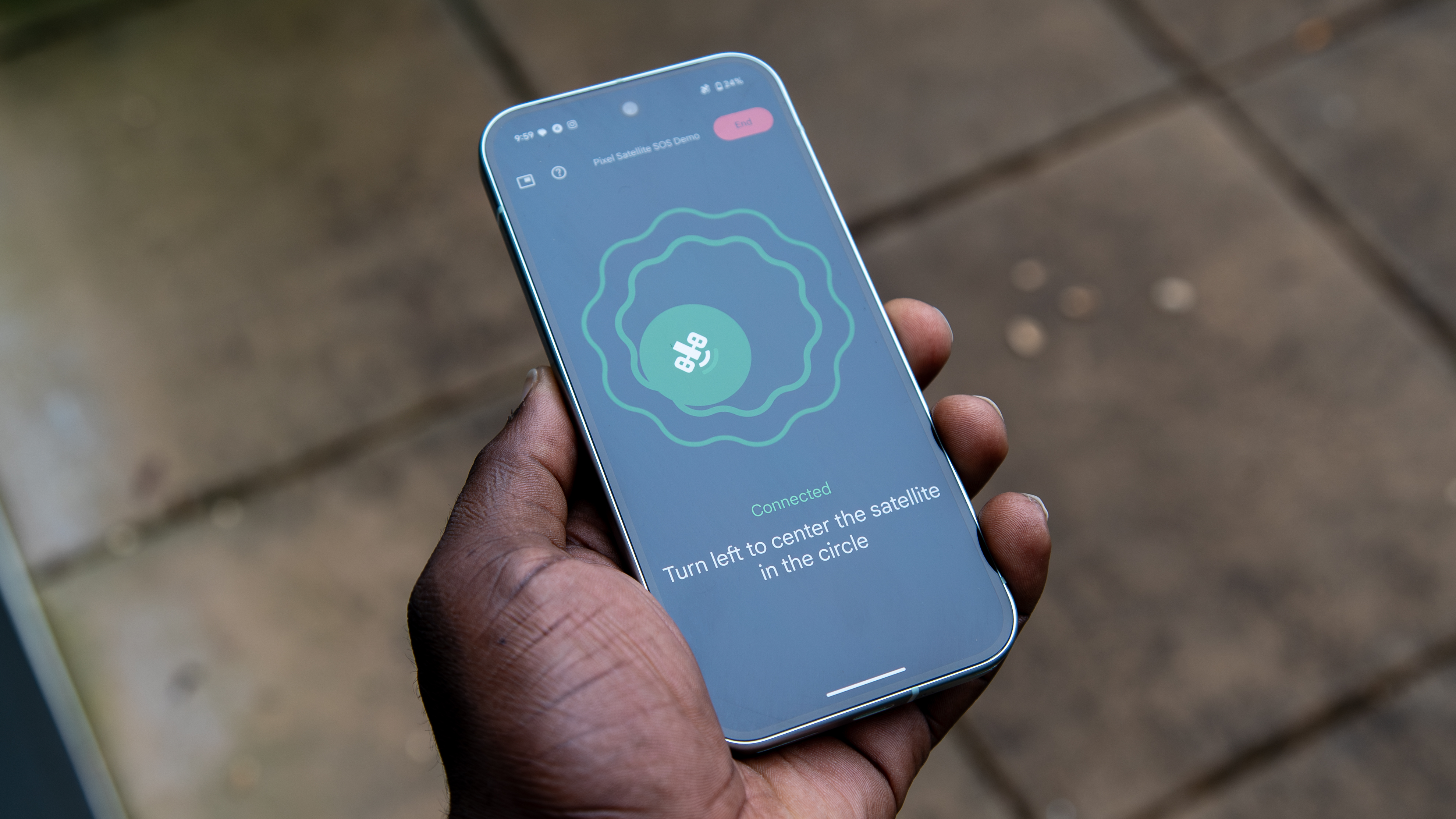 Segurando o Google Pixel 9 com uma demonstração Satellite SOS ativa
