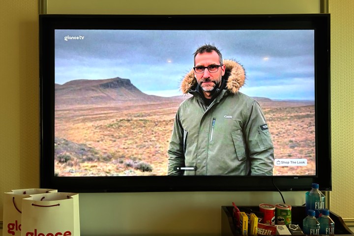 Uma imagem de Simon Cohen gerada por IA em uma tela da GlanceTV.