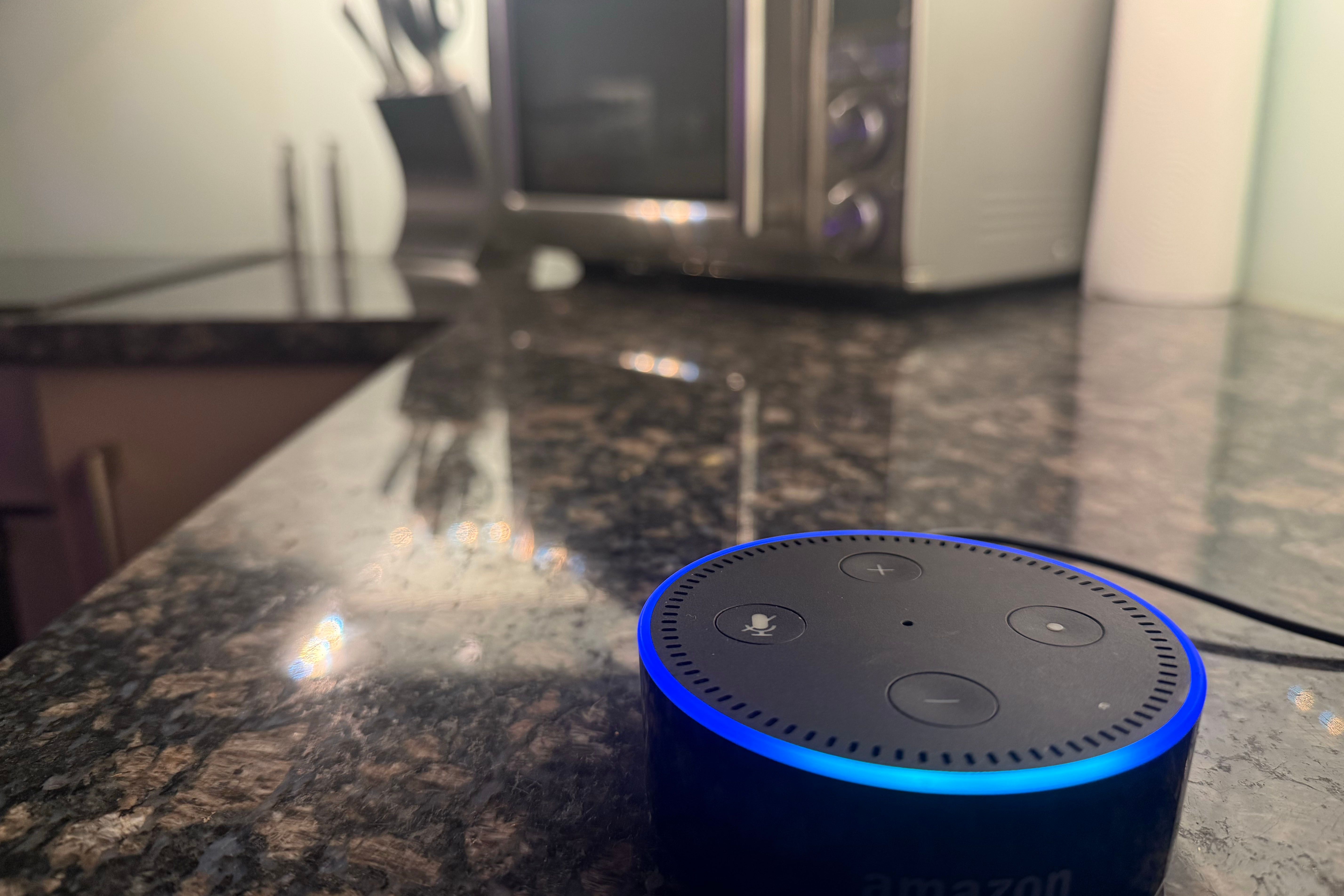 Um alto-falante Amazon Echo Dot em uma cozinha.