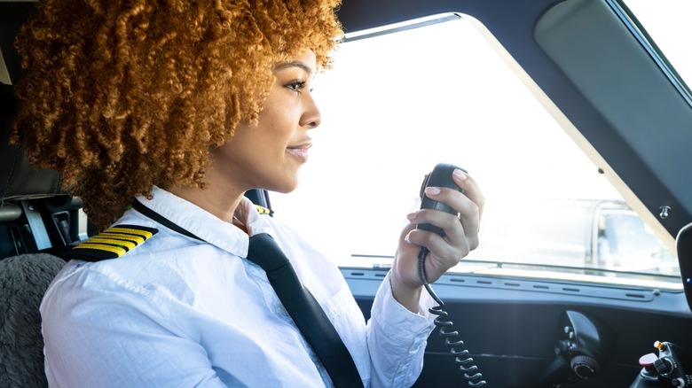 piloto de avião falando no rádio