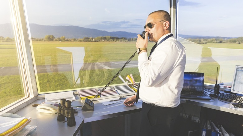 controle de tráfego aéreo falando no rádio