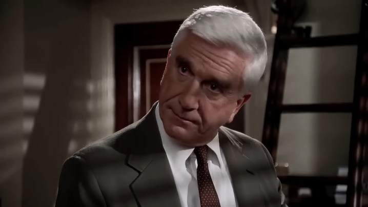 Leslie Nielsen em "A arma nua."