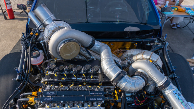 Configuração de turbocompressor composto em um dragster