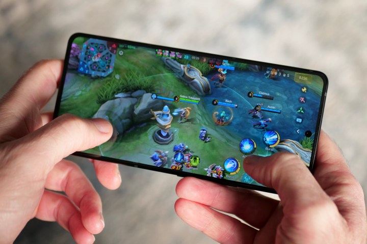 Uma pessoa jogando no Asus ROG Phone 9 Pro.