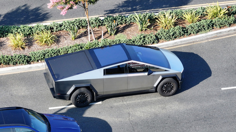 Um Tesla Cybertruck operando em uma estrada americana