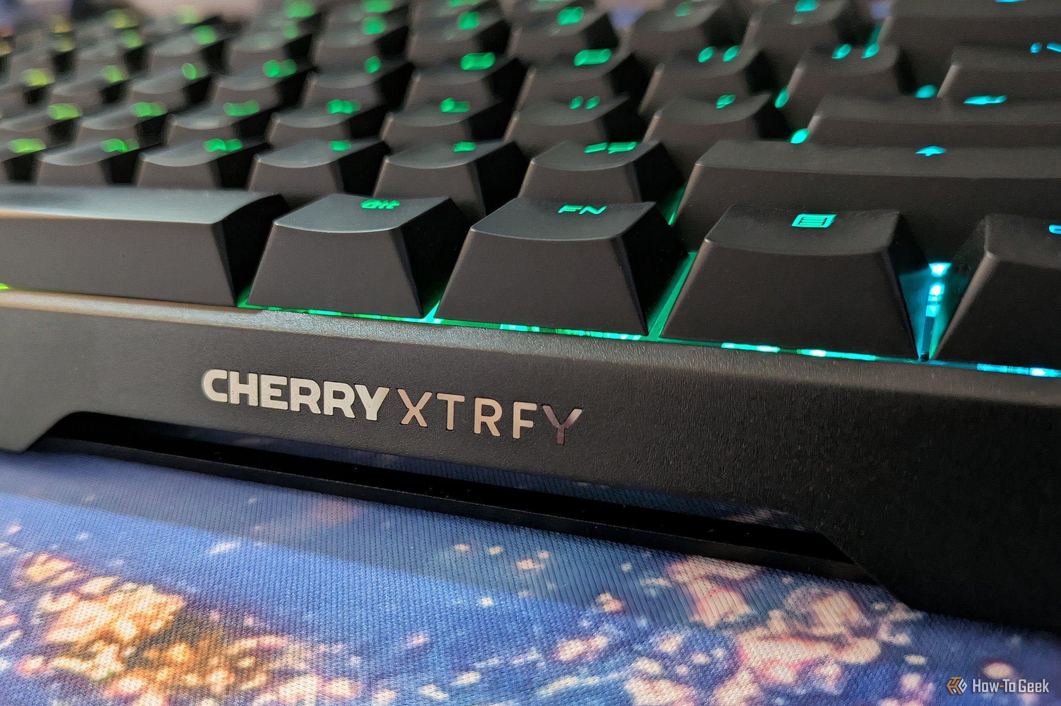 Close do logotipo CHERRY XTRFY na lateral do teclado