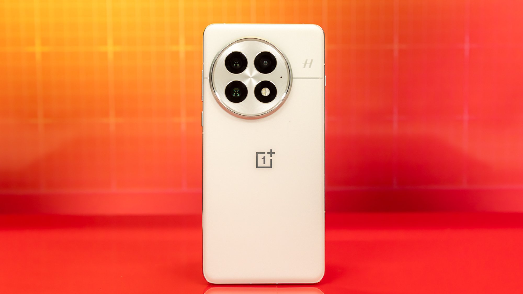 Parte traseira do OnePlus 13 contra um fundo laranja