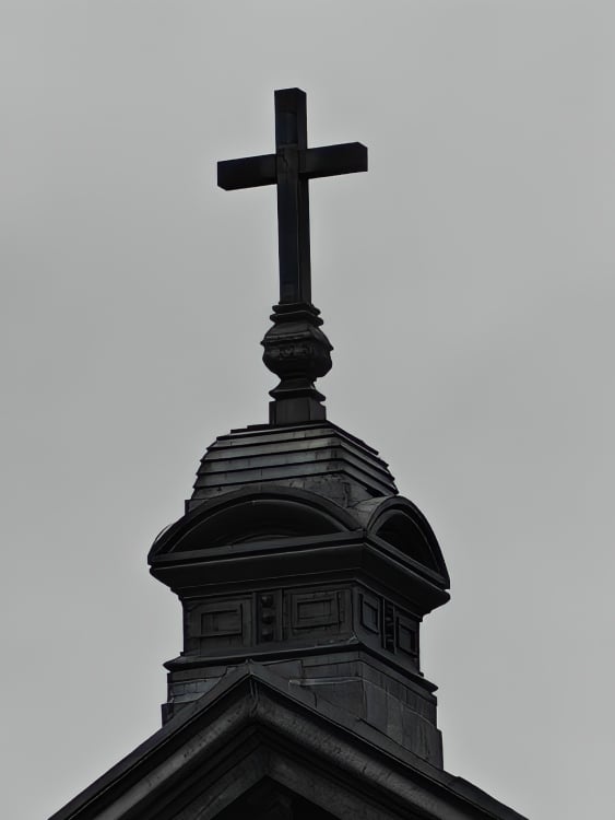 Campanário da igreja ampliado na câmera OnePlus 13