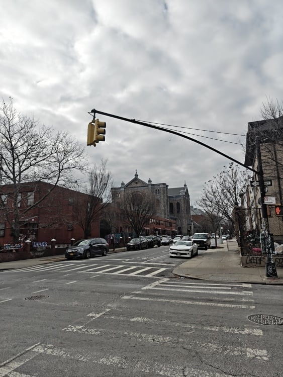 Foto de uma esquina no Brooklyn em tempo nublado e cinzento