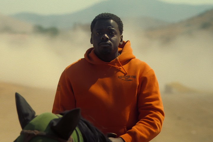 Daniel Kaluuya monta um cavalo em "Não."