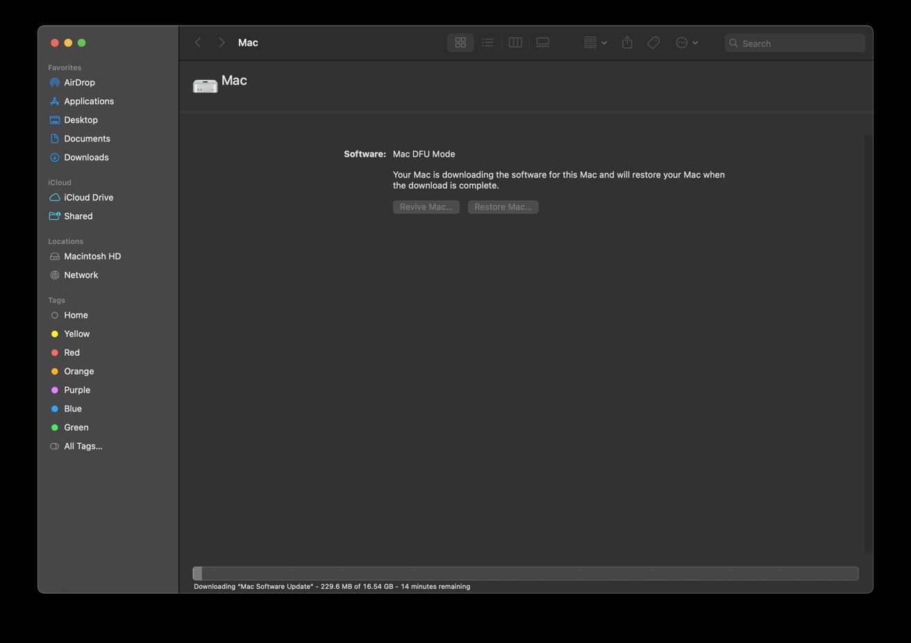 Janela do Mac Finder no modo DFU, baixando software. A barra lateral lista favoritos, locais e tags. A barra de status mostra o progresso do download com 14 minutos restantes.