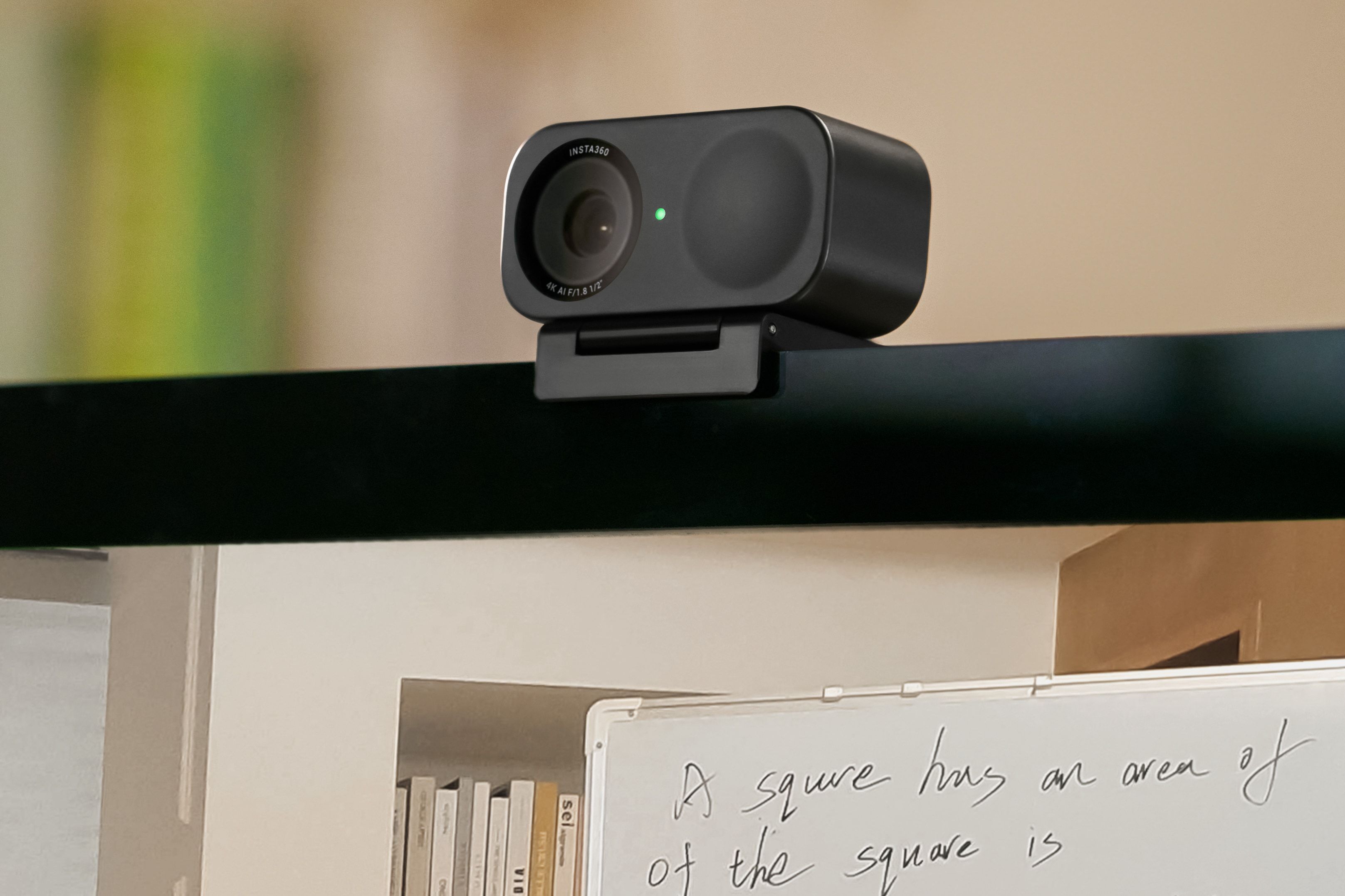 Webcam Link 2 da Insta360 montada em um monitor de computador.