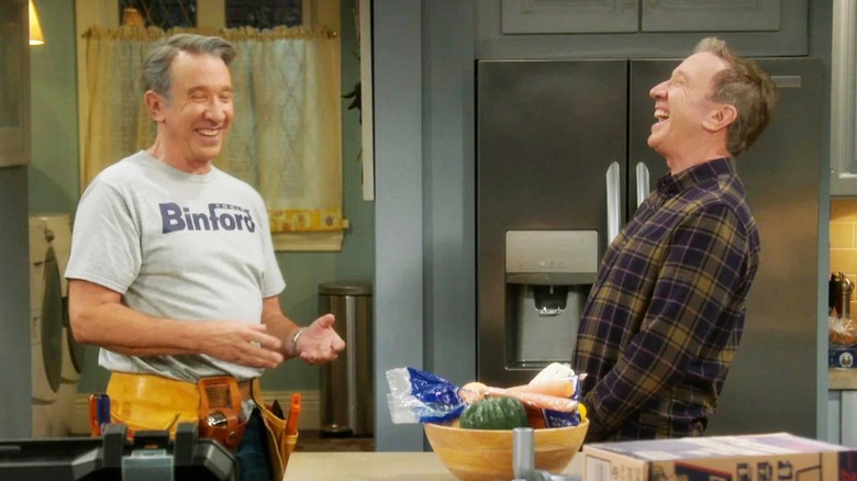 Tim Taylor e Mike Baxter rindo na cozinha.