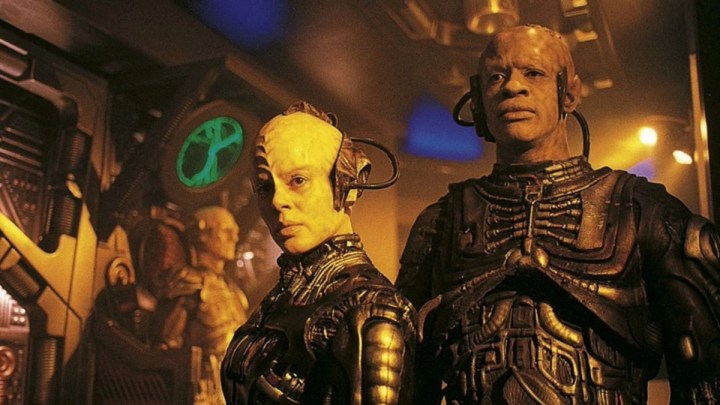 Roxann Dawson e Tim Russ fazem reformas Borg em Star Trek: Voyager.