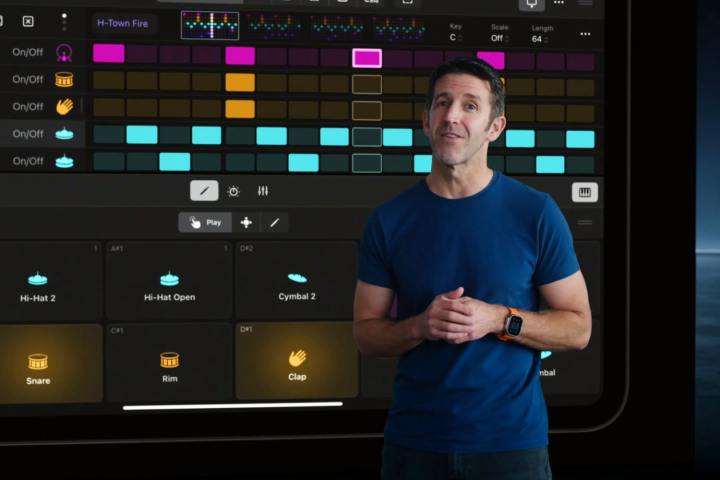 John Ternus, da Apple, apresentando o chip M4 no evento iPad Pro da empresa em 7 de maio de 2024.