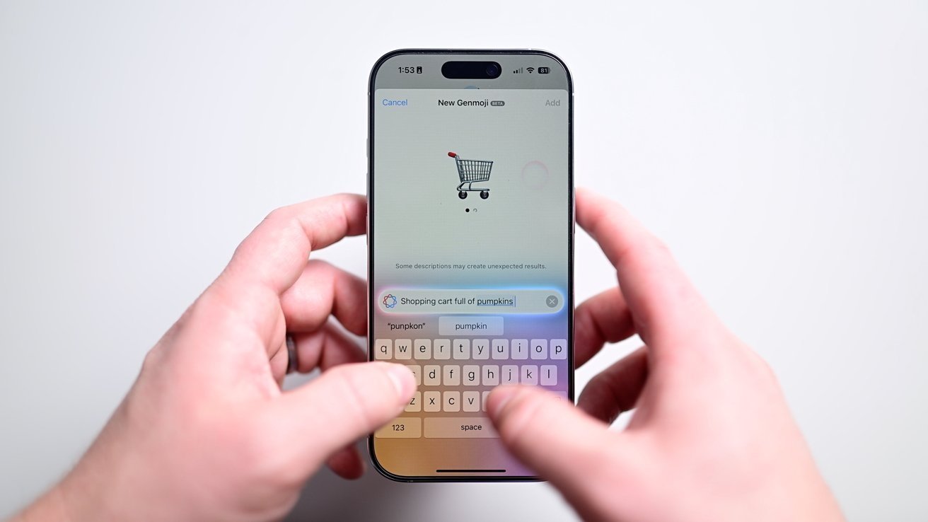 Pessoa segurando um smartphone, mostrando um emoji de carrinho de compras na tela, com entrada de texto abaixo, provavelmente para criar uma descrição de emoji personalizada.