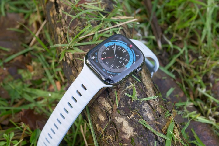 A Nomad Sport Band com acabamento Icy Blue que brilha no escuro.